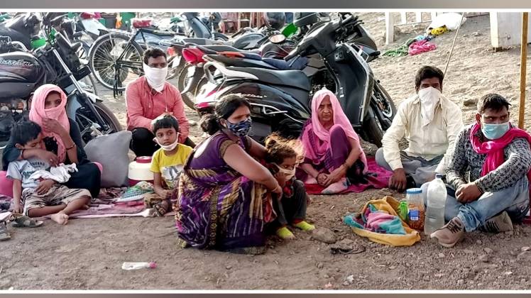 एमपी-गुजरात बॉर्डर पर बैठे यूपी के प्रवासी लोग (वीडियो ग्रैब)