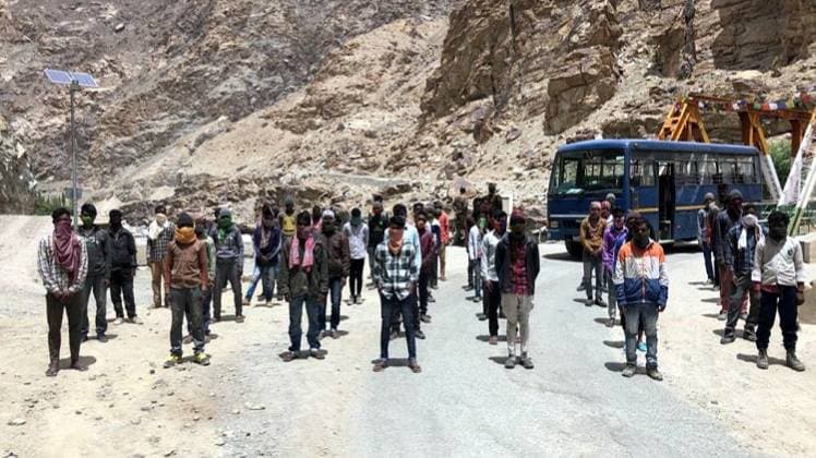 प्रोजेक्ट स्थल से मजदूरों को बीआरओ ने लाया लेह