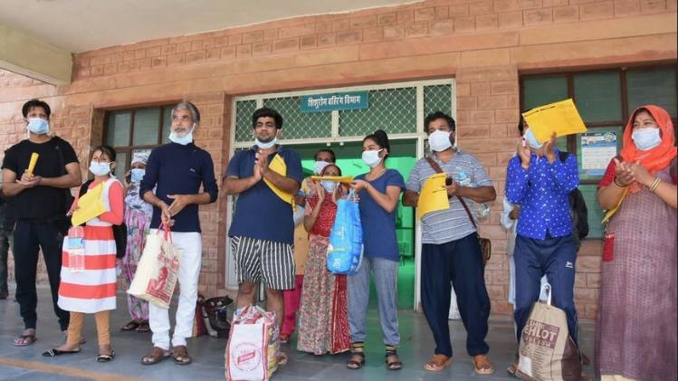 जोधपुर के एक अस्पताल से स्वस्थ होकर जाते कोरोना मरीज (फोटो-पीटीआई)