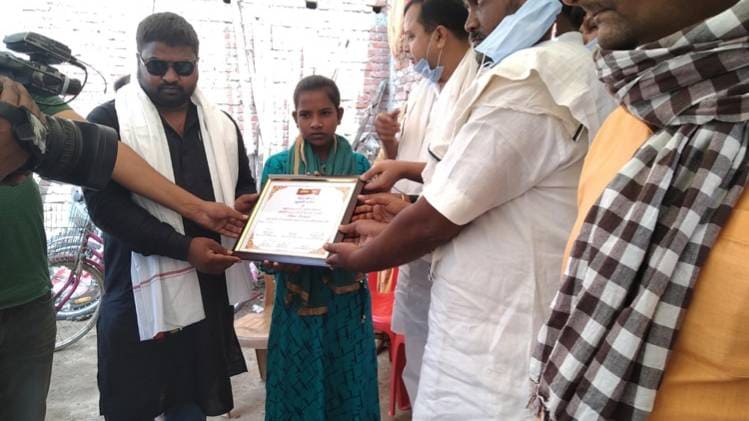 पिता को गुरुग्राम से साइकिल पर दरभंगा लेकर आने वाली ज्योति (Photo- Aajtak) 