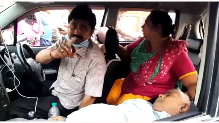 मृतक पिता और  गुस्से में बेटा (वीडियो ग्रैब)