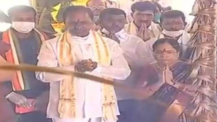 पूजा में पत्नी सहित शामिल हुए सीएम केसीआर (फोटो- फेसबुक)