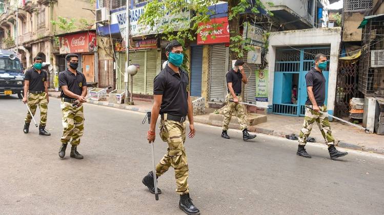 कोलकाता में गश्त करती पुलिस (फाइल फोटो-PTI)