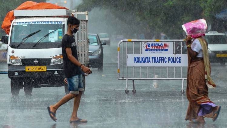 कोलकाता में जारी है तेज बारिश (पीटीआई)