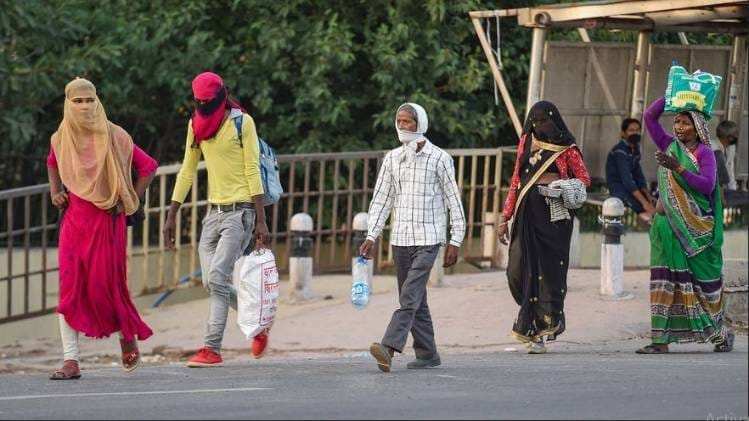 दिल्ली से अपने घरों की ओर जाते प्रवासी मजदूर (फोटो- पीटीआई)