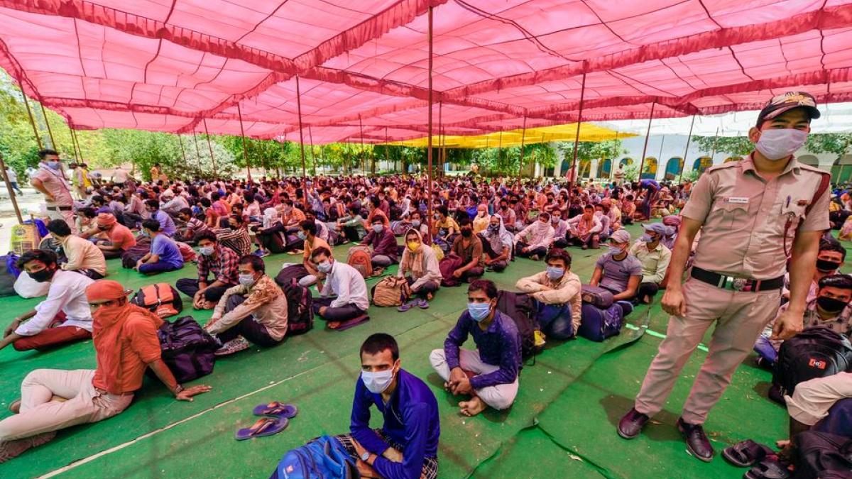 बिहार आने के लिए दिल्ली में इंतजार करते मजदूर 