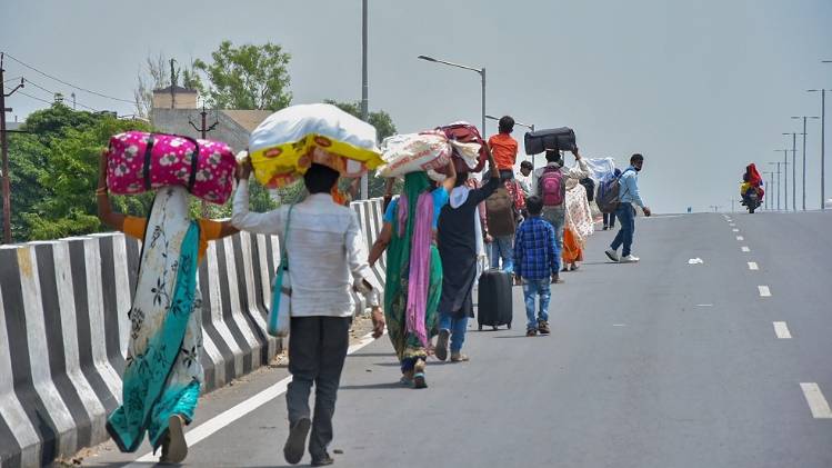 पैदल ही घर जा रहे मजदूर (फाइल फोटो-PTI)