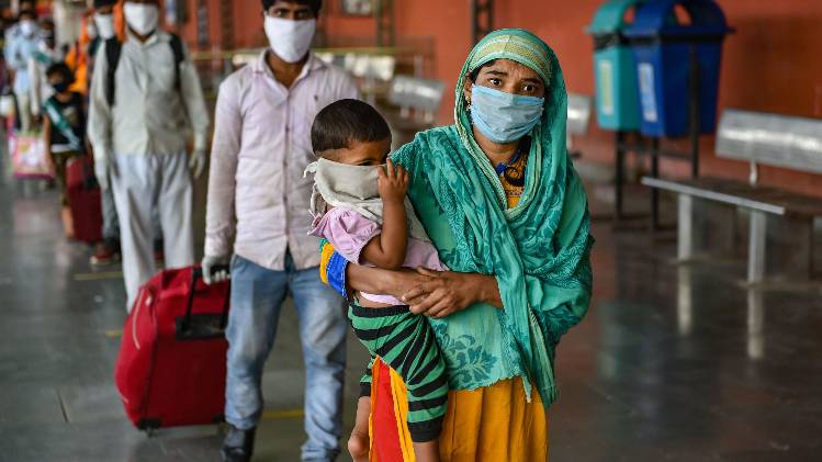 घर वापसी करते मजदूर (फाइल फोटो-PTI)