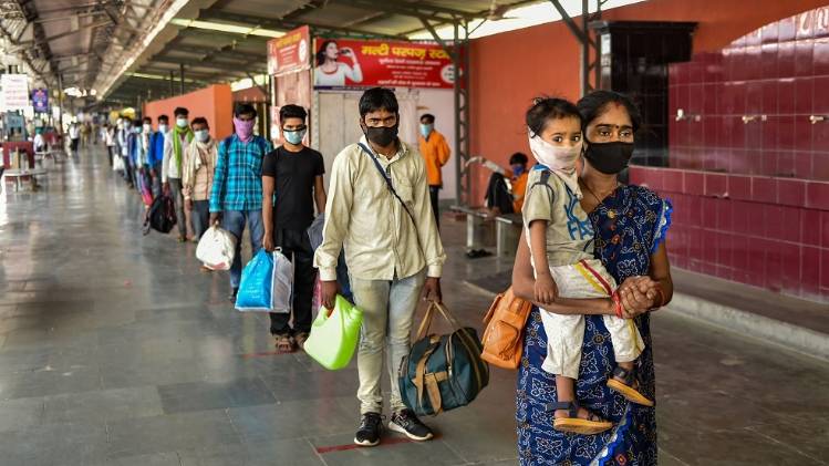 लखनऊ पहुंचे पवासी मजदूर (फाइल फोटो-PTI)