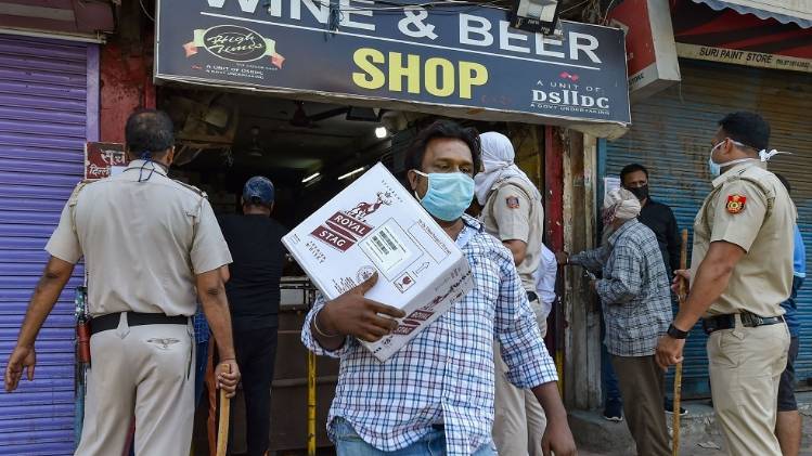 शराब की खरीदारी करता शख्स (फाइल फोटो-PTI)