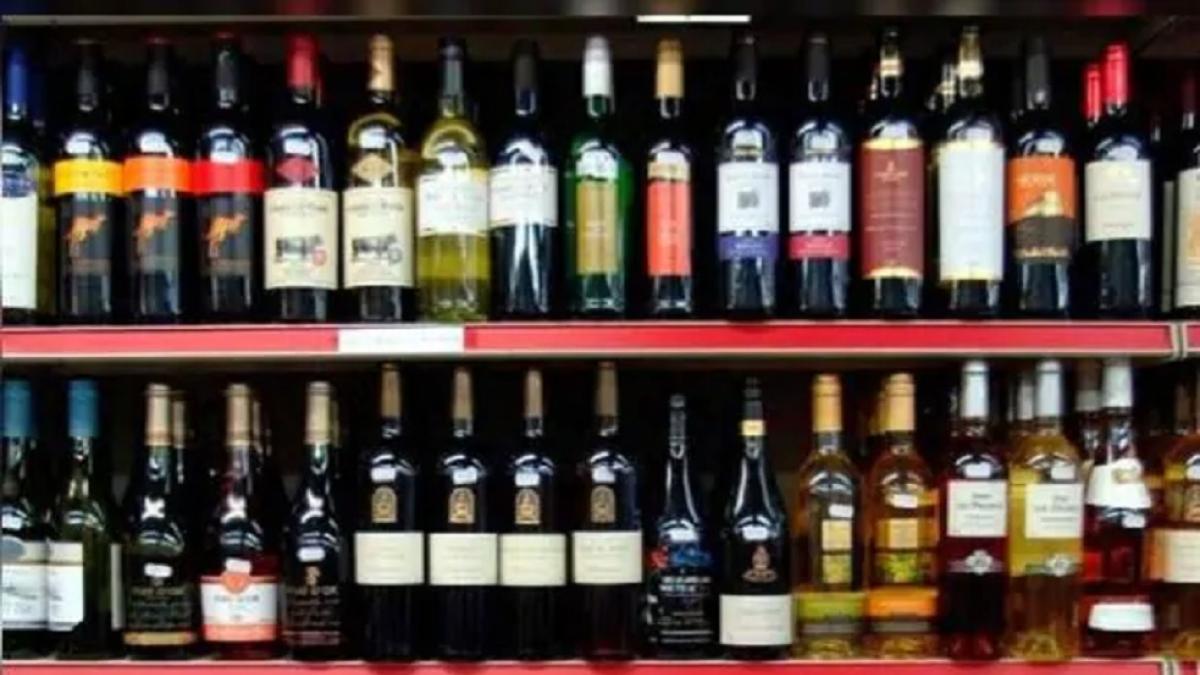 शराब के ठेके का महिलाएं कर रही हैं विरोध