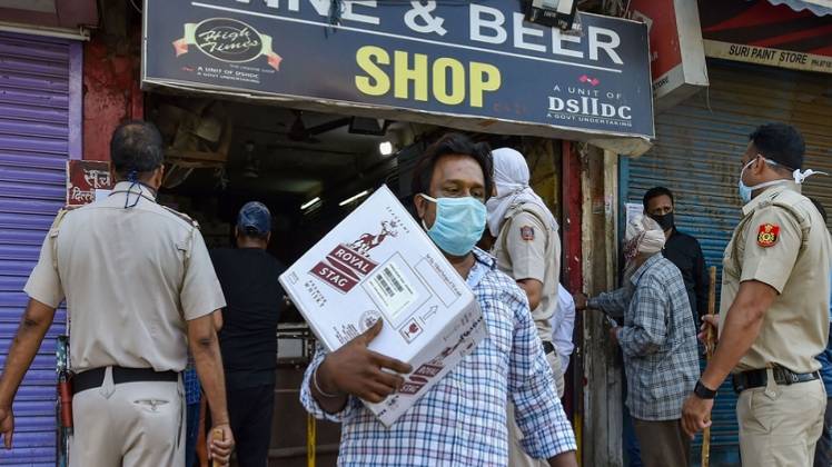 दिल्ली में शराब लेने के लिए लगी होड़ (PTI)