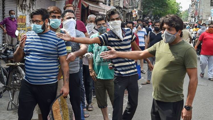 शराब की खरीदारी के लिए लाइन में लगे लोग (फाइल फोटो-PTI)