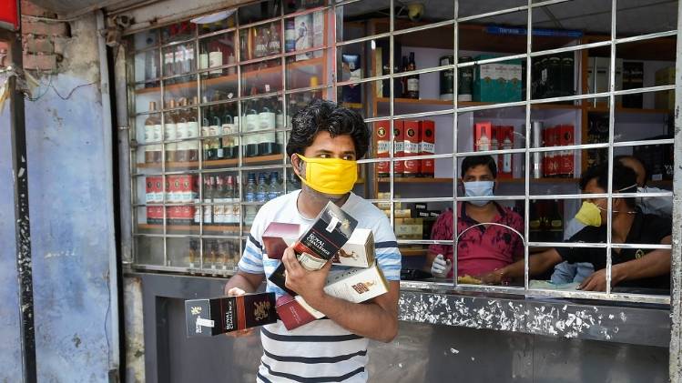 शराब की खरीदारी करता शख्स (फाइल फोटो-PTI)