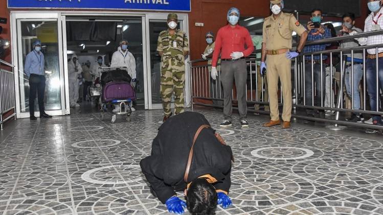 शारजाह से विशेष विमान से लखनऊ पहुंचे हाजी मोहम्मद साजिद हुए भावुक (फोटो-PTI)