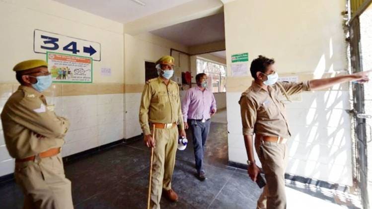 महाराष्ट्र में थम नहीं रहा कोरोना का कहर (प्रतीकात्मक तस्वीर: PTI)