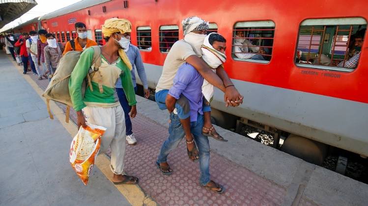 घर लौट रहे प्रवासी मजदूरों के लिए कांग्रेस का ऐलान (फोटो: PTI)