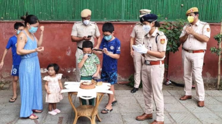 मैरी कॉम के  बेटे ने दिल्ली पुलिस के साथ काटा केक