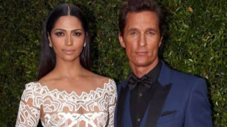 मैथ्यू मैकॉन्हे अपनी पत्नी के साथ