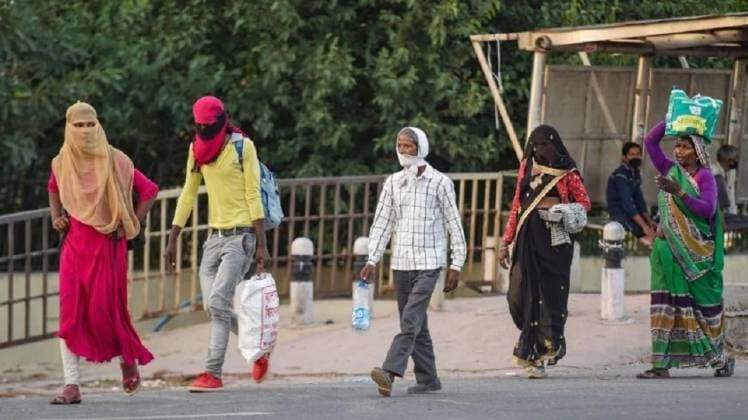 महाराष्ट्र से बड़ी संख्या में प्रवासी मजदूर कर रहे हैं पलायन (तस्वीर-PTI)