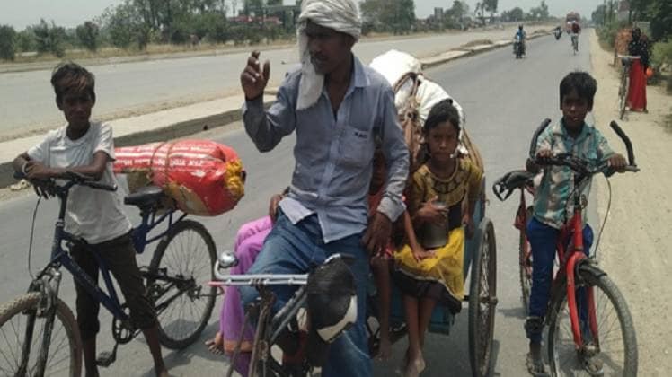 मुगलसराय पहुंचे दिहाड़ी मजदूर संजय का परिवार (फोटो-आशुतोष मिश्रा)