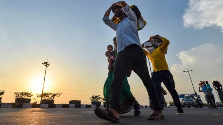 पैदल जाते मजदूर (फोटो- PTI)