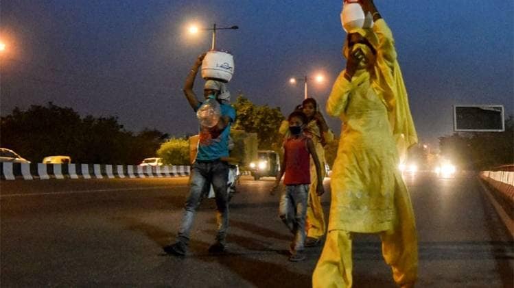 अभी भी जारी है मजदूरों की मुश्किलें (PTI)