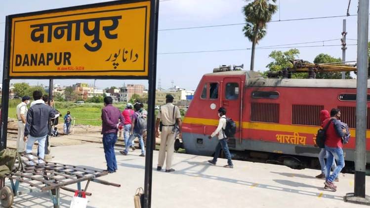 प्रवासी मजदूर का पहला जत्था पहुंचा पटना (Photo- Aajtak)