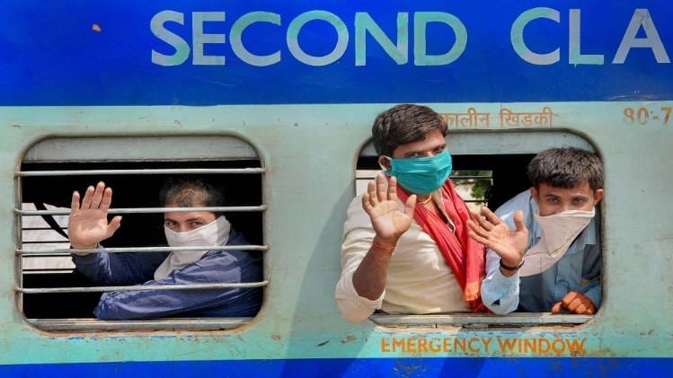 12 मई से ट्रेन चलाने की तैयारी, वापस लौट सकेंगे लोग (तस्वीर-PTI)