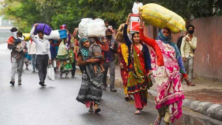 प्रवासी मजदूर पैदल घर वापस जाते हुए (getty images)