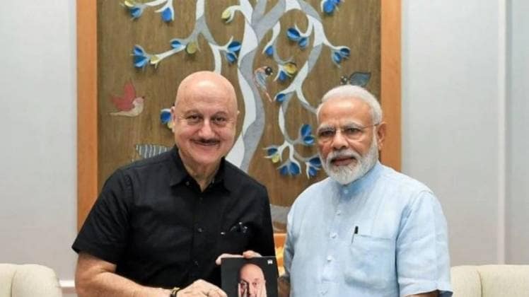 अनुपम खेर और पीएम नरेंद्र मोदी