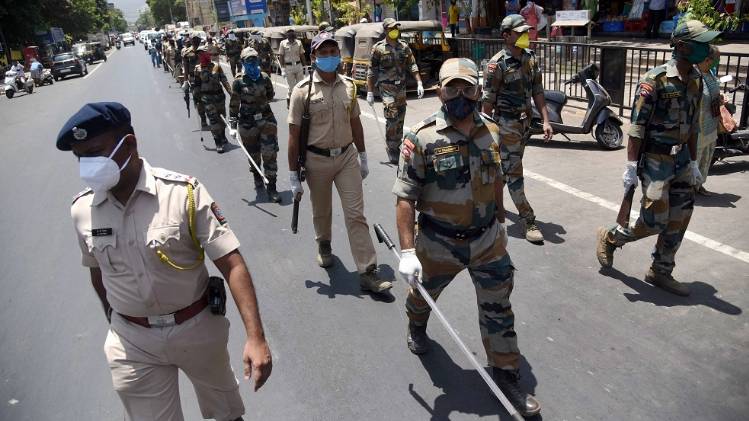 पैदल मार्च निकालते मुंबई पुलिस और अर्धसैनिक बलों के जवान (फोटो-PTI)