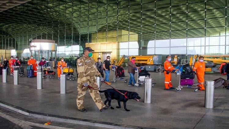 मुंबई में लगातार बढ़ रहे हैं संक्रमण के केस (फाइल फोटो-PTI)