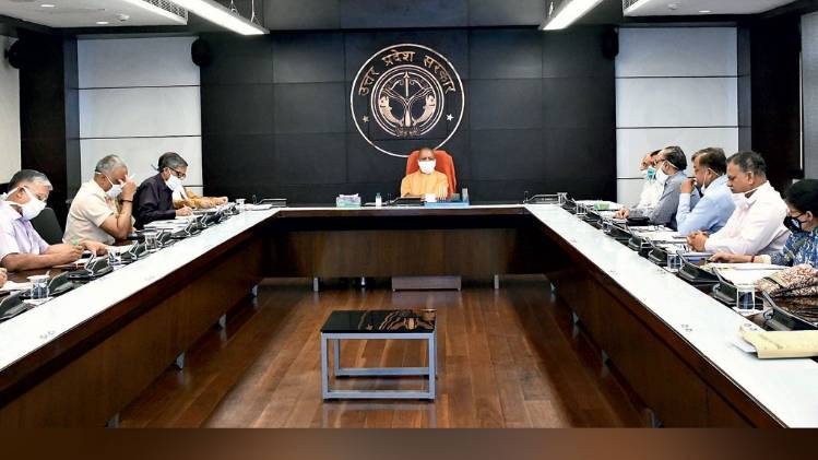 लोकभवन में अधिकारियों के साथ बैठक करते मुख्यमंत्री योगी आदित्यनाथ (फोटोः मनीष अग्निहोत्री)