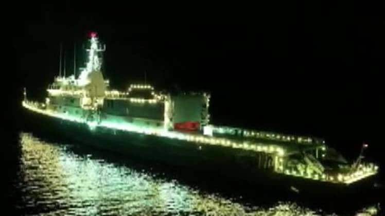 नेवी ने किया कोरोना योद्धाओं को सलाम (Photo- ANI)