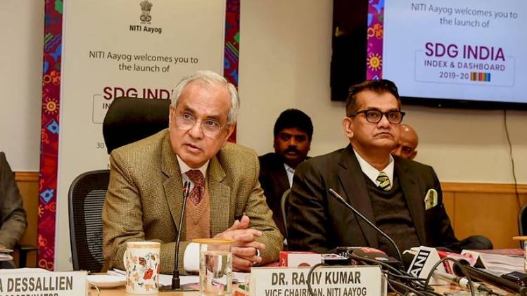 नीति आयोग के वाइस चेयरमैन राजीव कुमार (बाएं)