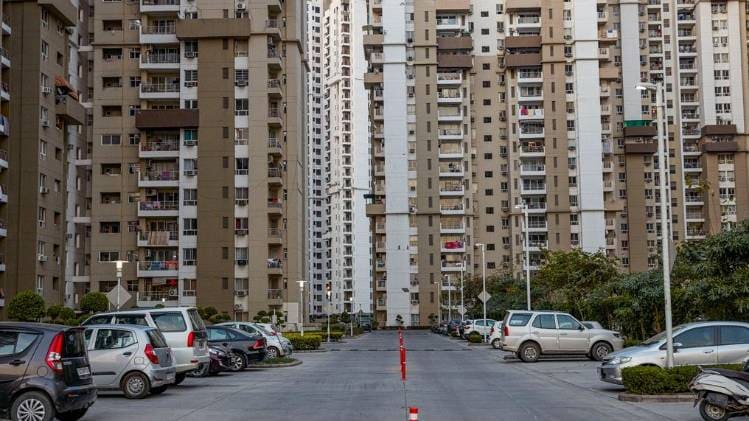 नोएडा और ग्रेटर नोएडा में सोसायटीज को सील किए जाने के तौर-तरीके का विरोध (फोटो-PTI)