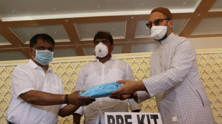 AIMIM चीफ असदुद्दीन ओवैसी पीपीपी किट वितरित करते हुए