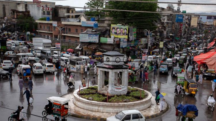 पाकिस्तान में खुलने लगे बाजार