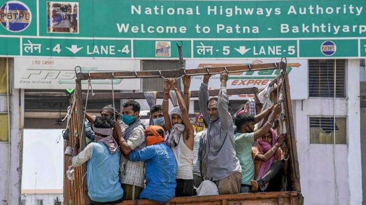 लॉकडाउन के दौरान ट्रक में घर जाते प्रवासी मजदूर (फोटो- पीटीआई)