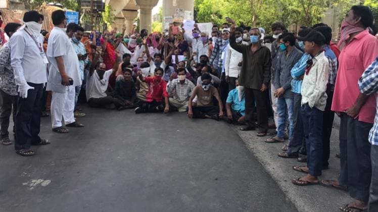 प्रदर्शन करते लोग