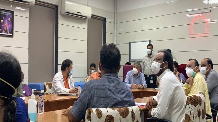 एम्स निदेशक डॉ. रणदीप गुलेरिया और इंटर्नल मेडिसिन के विशेषज्ञ डॉ. मनीष सुर्जा (फोटो-गोपी घांघर)