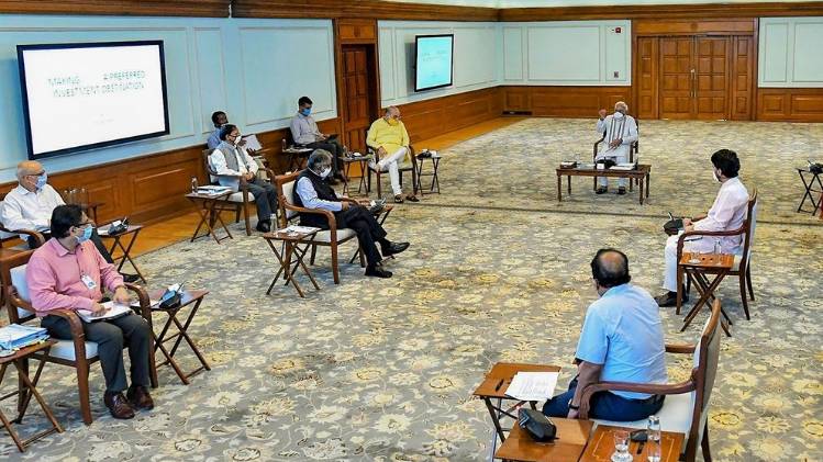 प्रधानमंत्री नरेंद्र मोदी कैबिनेट के सहयोगियों के साथ (फोटो- पीटीआई)