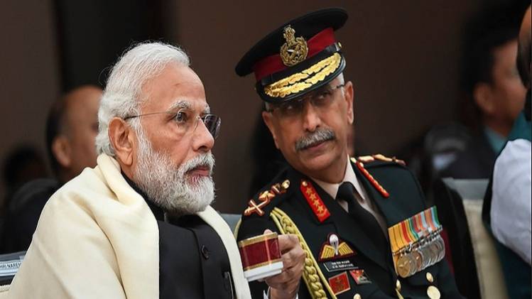 पीएम मोदी और आर्मी चीफ एमएम नरवणे (फाइल फोटो)