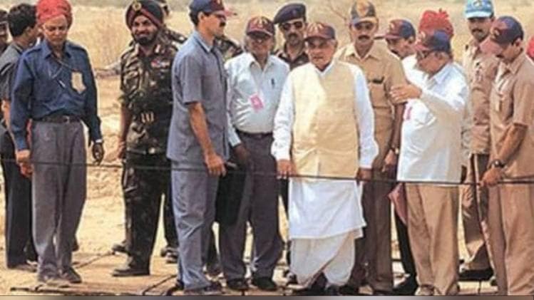 तत्‍कालीन प्रधानमंत्री अटल बिहारी वाजपेयी परमाणु परीक्षण स्‍थल पर