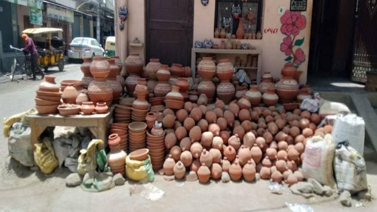 लॉकडाउन के चलते नहीं बिक पा रहे मिट्टी के बर्तन (तस्वीर- आज तक)