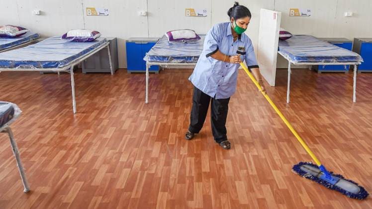 पूरे देश में कोरोना से ग्रसित लोगों की संख्या तेजी से बढ़ रही है (फोटो: PTI)