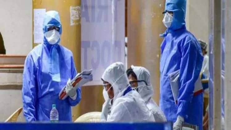 देश में बढ़ी कोरोना मरीजों की संख्या (प्रतीकात्मक तस्वीर- PTI)