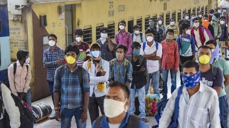 लॉकडाउन में ट्रेनों को मिली है हरी झंडी