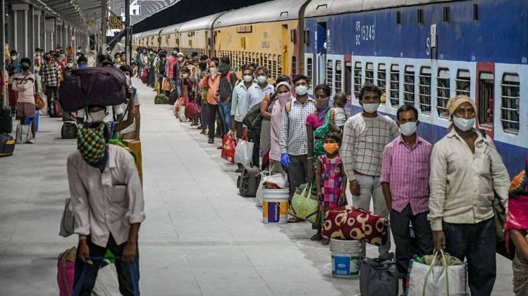 प्रवासी श्रमिकों के लिए ट्रेन चलाने के मुद्दे पर विवाद (फाइल फोटो-PTI)